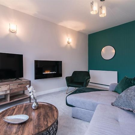 דירות מטלוק Immaculate 3 Bed House - Stunning Balcony Views מראה חיצוני תמונה