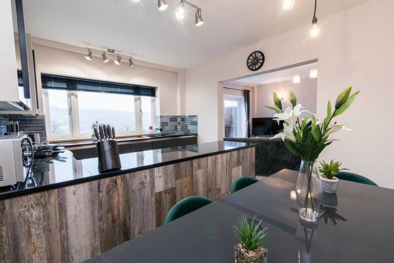 דירות מטלוק Immaculate 3 Bed House - Stunning Balcony Views מראה חיצוני תמונה