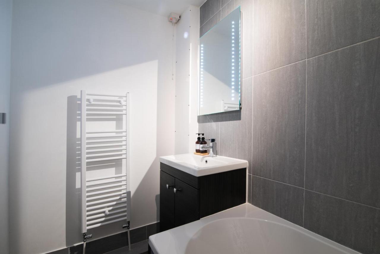 דירות מטלוק Immaculate 3 Bed House - Stunning Balcony Views מראה חיצוני תמונה