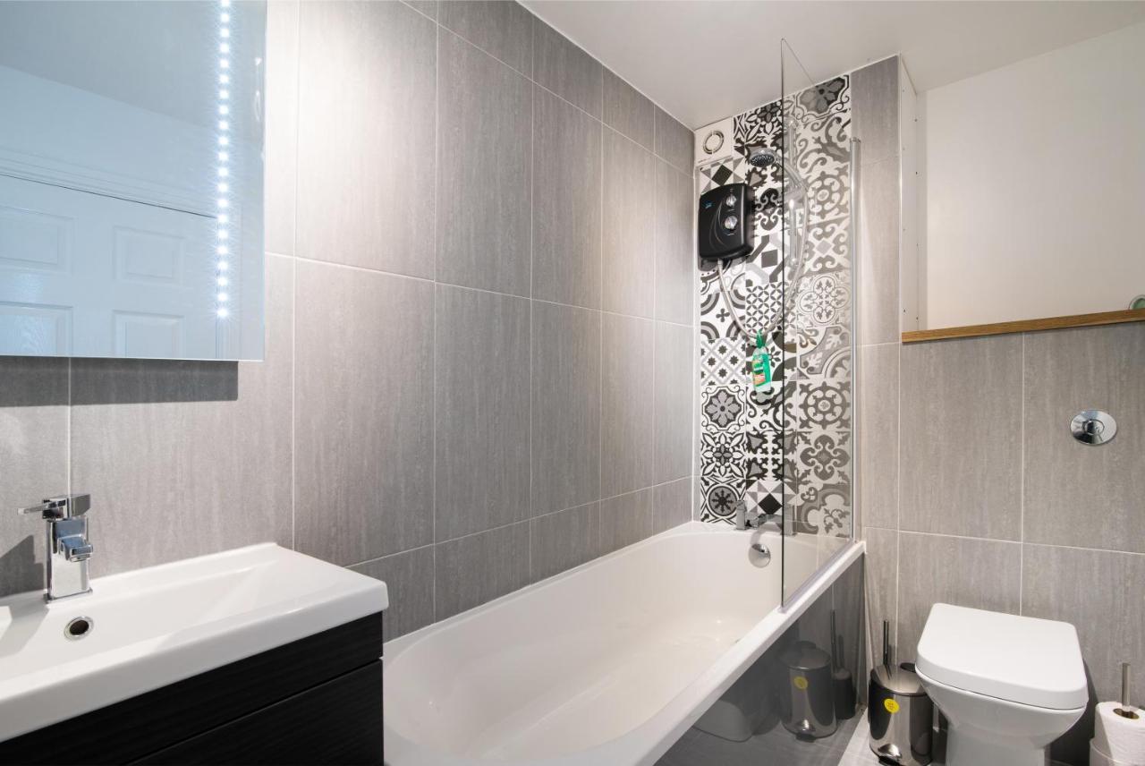 דירות מטלוק Immaculate 3 Bed House - Stunning Balcony Views מראה חיצוני תמונה