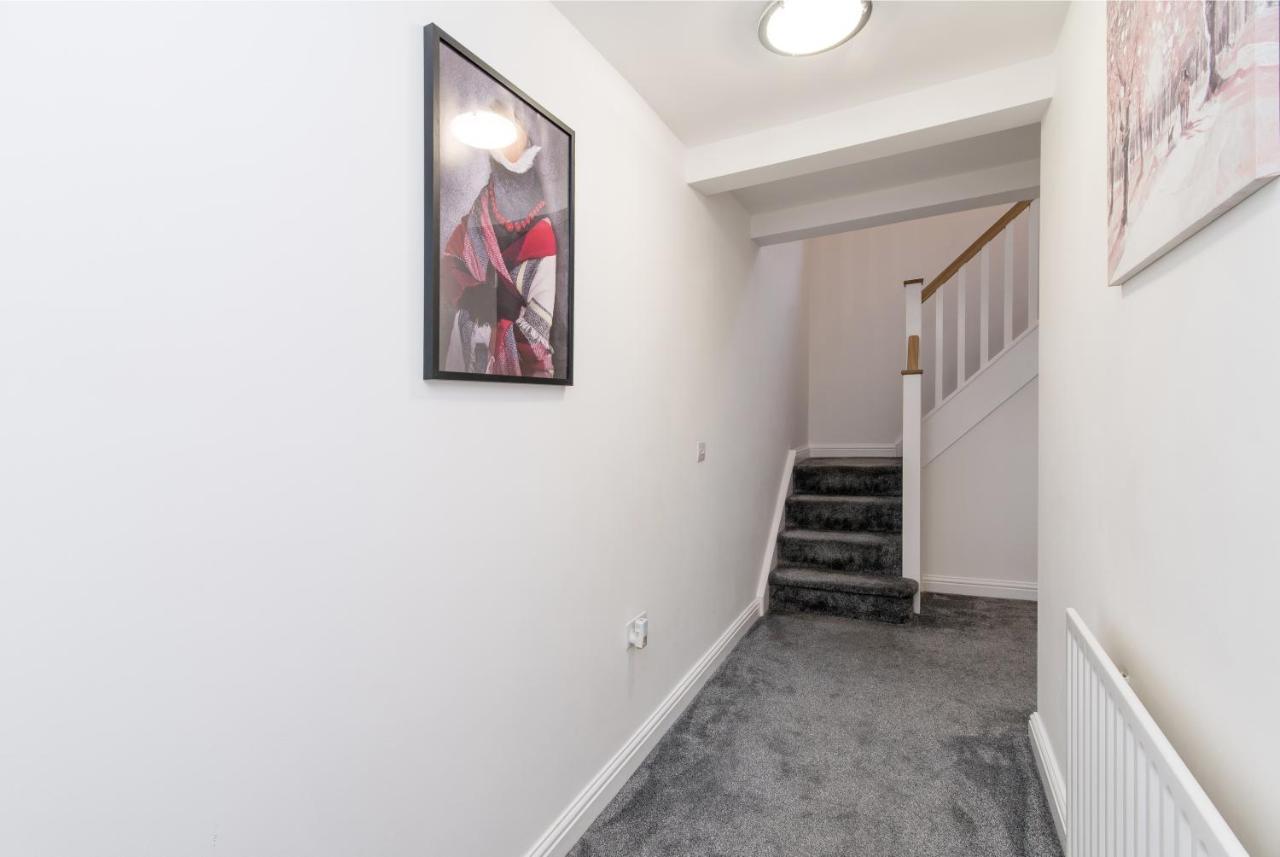 דירות מטלוק Immaculate 3 Bed House - Stunning Balcony Views מראה חיצוני תמונה